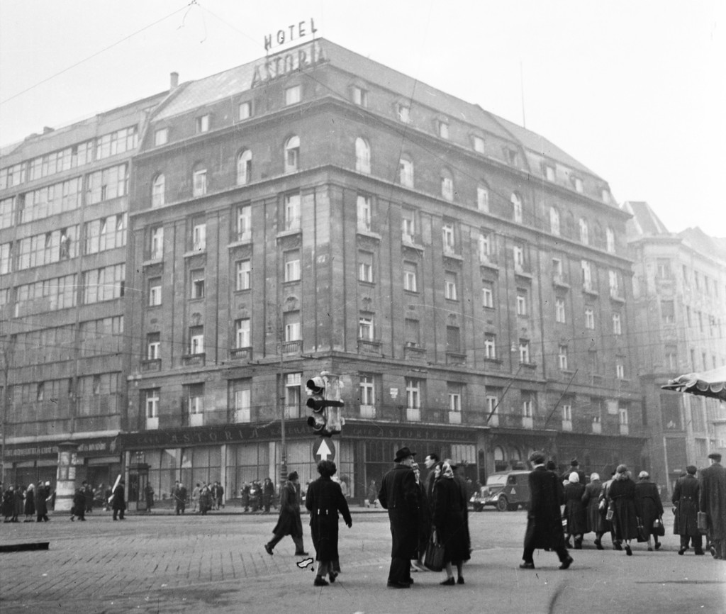 Astoria kereszteződés, szemben a Kossuth Lajos utca - Múzeum körút sarok, Astoria szálló