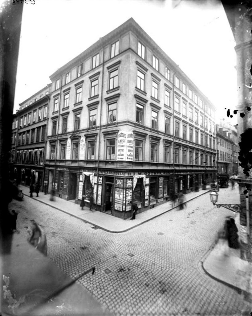 Hörnet Drottninggatan 48 t.v. och Klarabergsgatan 46