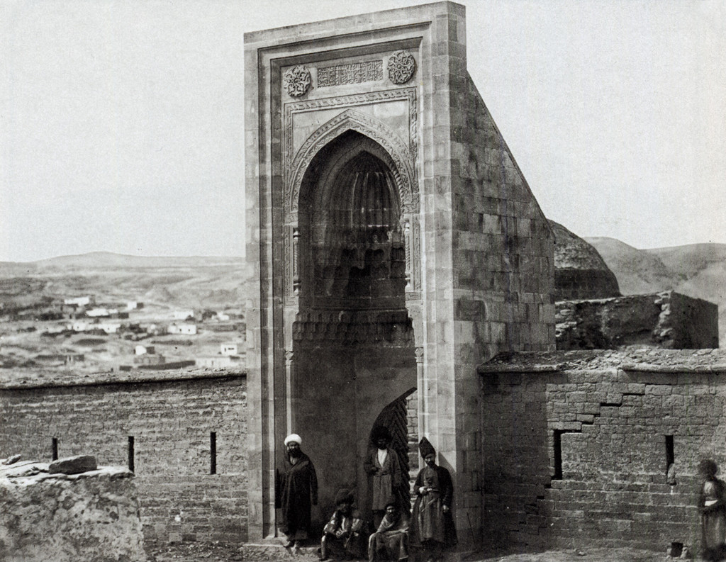 Şah sarayının şərq portalı - 