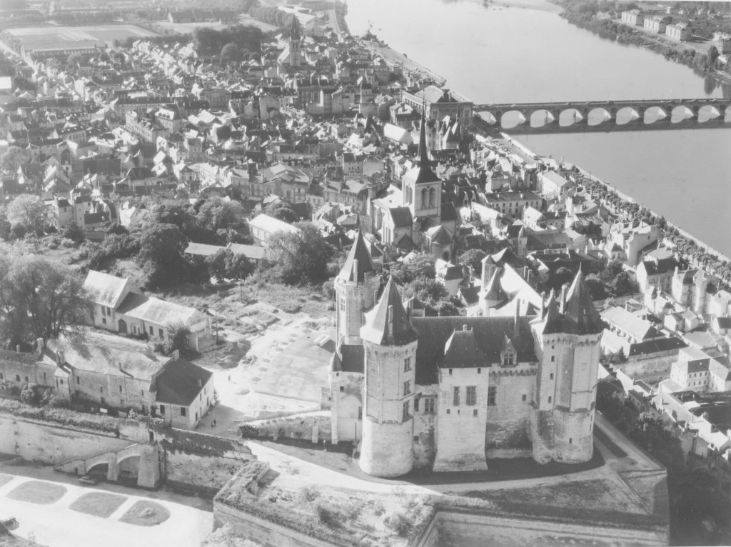 Saumur. Le château et l'église Saint-Pierre