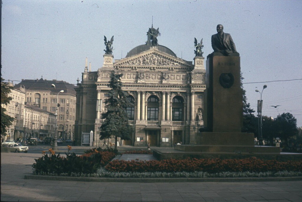 Пам'ятник Леніну перед оперним театром