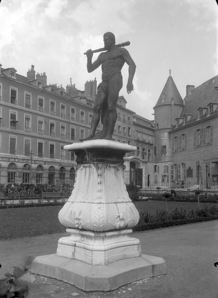 Jardin de Ville. Statue d'Hercule
