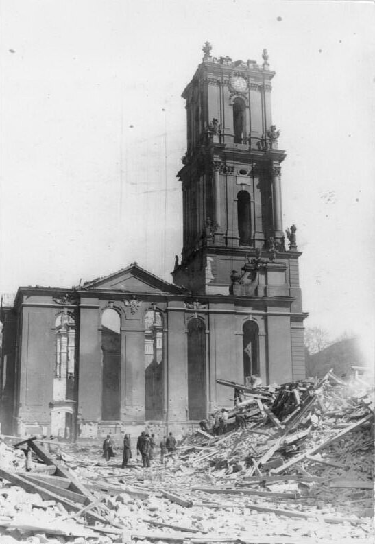 Zerstörte Garnisonkirche kurz nach dem Luftangriff