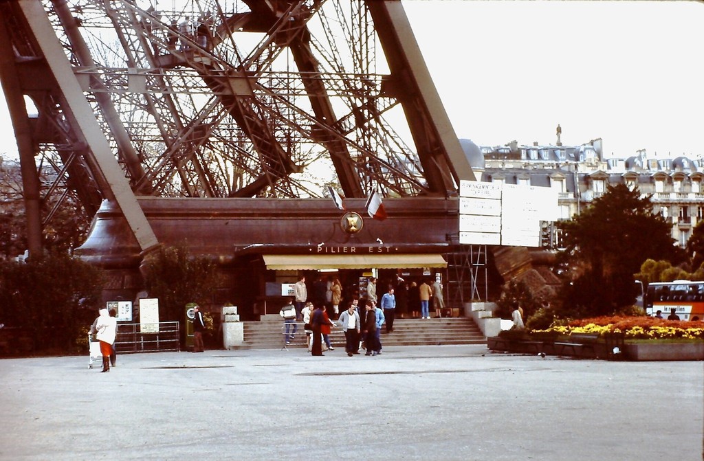 Tour Eiffel - Entrée du pilier Est