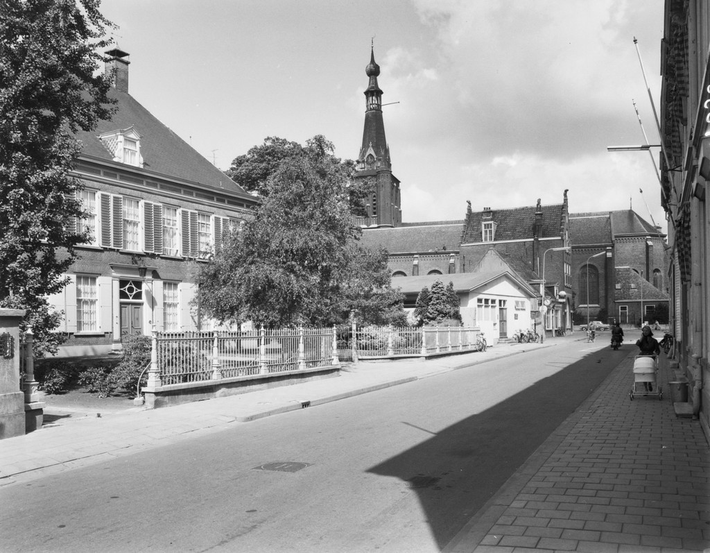 Tilburg. Monseigneur Zwijsenstraat met Rooms-Katholiek Pastorie