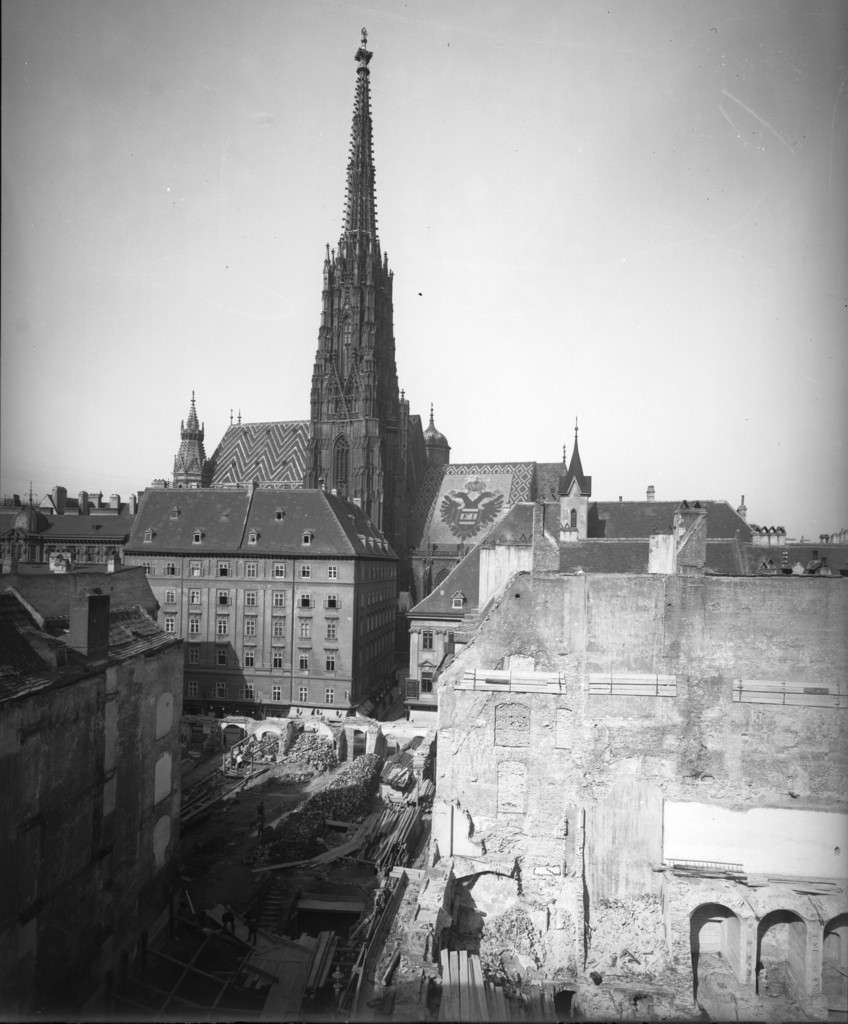 St. Stephan. Blick durch die Baulücke Liliengasse vor der Errichtung der Neubauten