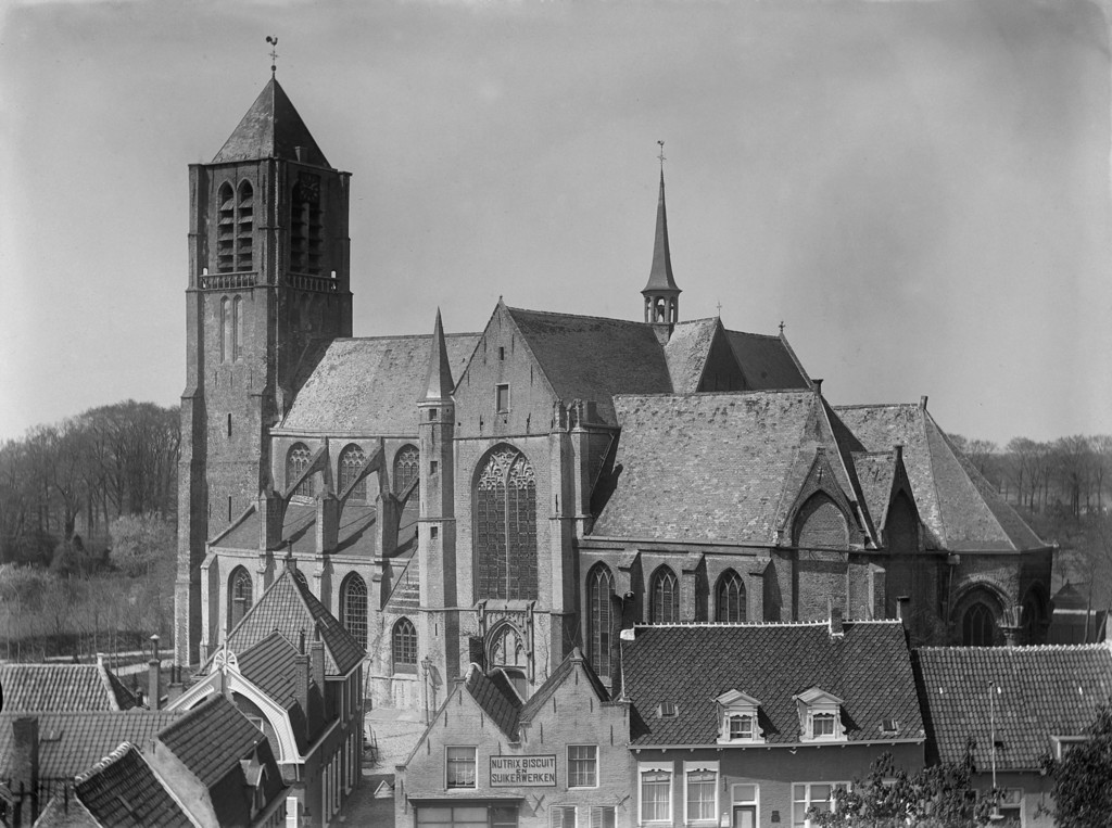 De stad Tholen, de groote markt, op den achtergrond de Groote- of O.L. Vrouwekerk