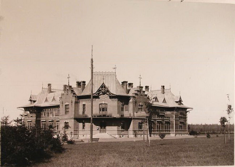 Widok ogólny dwupiętrowego domu dla pracowników Pałacu Białowieża
