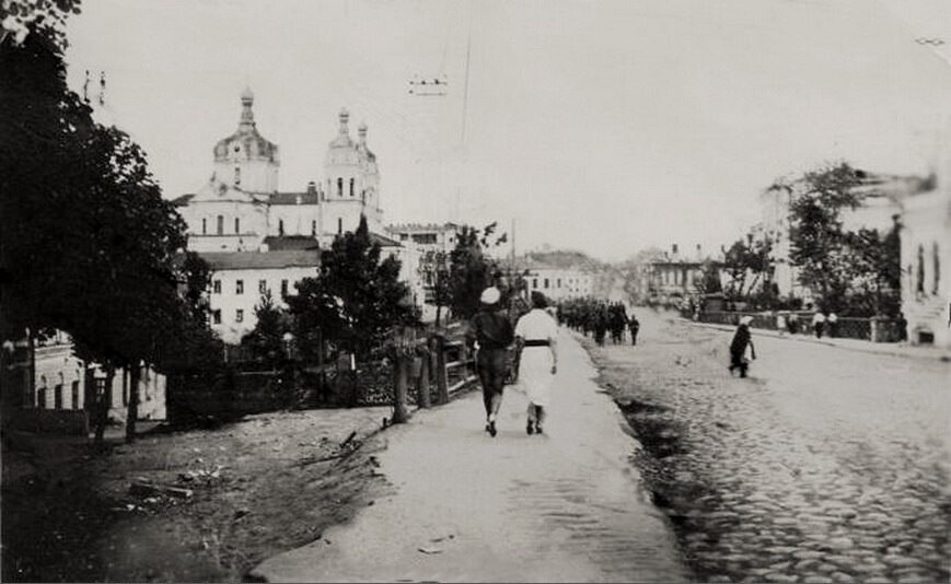 Площадь Свободы и Николаевский собор