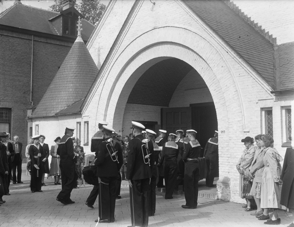Begrafenis vliegtuigmaker III D.A. Poelsma naar Heiloo