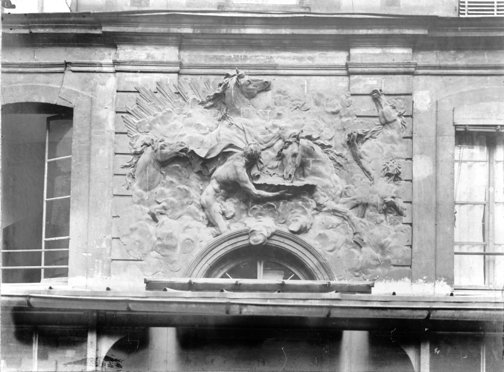 Les Chevaux du Soleil : un grand haut-relief du sculpteur Robert Le Lorrain
