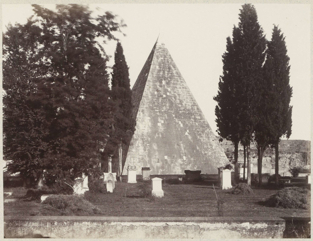 Piramide di Caio Cestio con sepoltura protestante