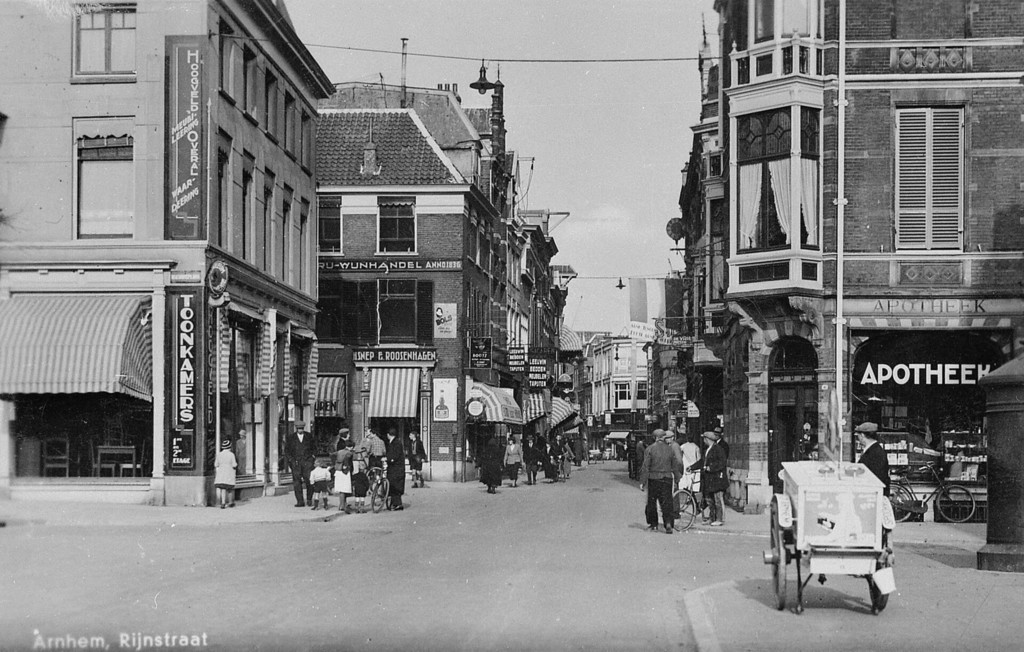 Diverse winkelpanden aan de Rijnstraat. Rijnstraat gezien richting Vijzelstraat