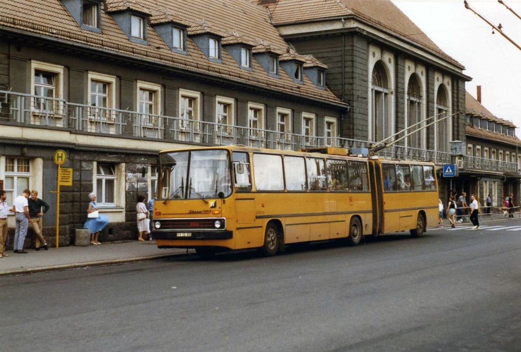 Oberleitungsbus Ikarus 280T vor dem Hauptbahnhof