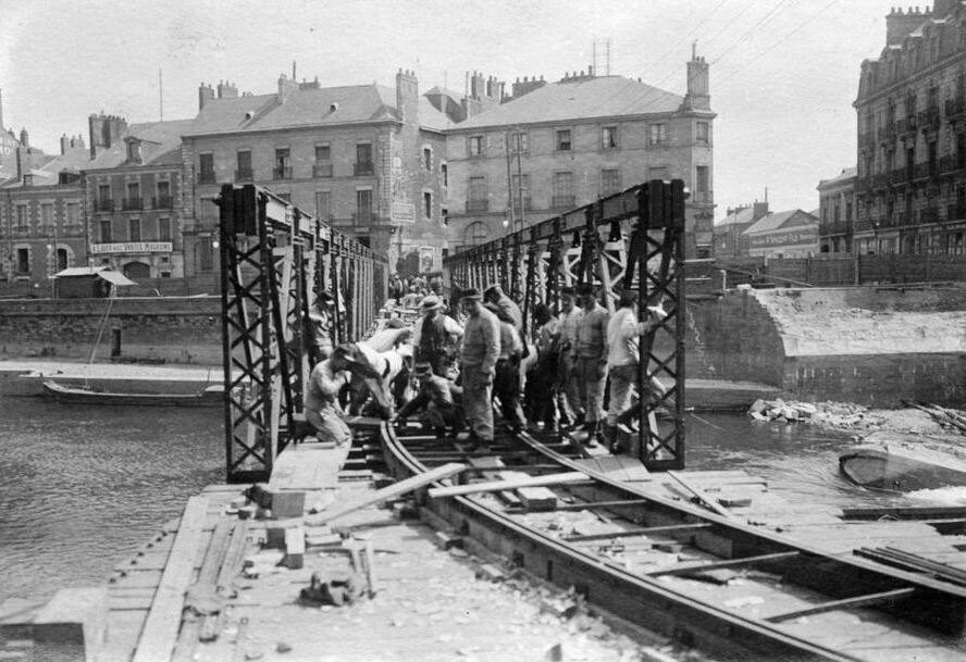 La construction du pont Henry. Pose de la voie des tramways