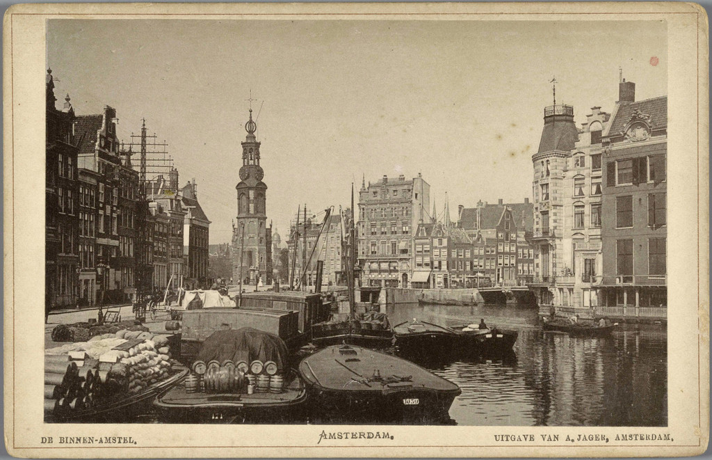 Gezicht op de Amstel in Amsterdam, met op de achtergrond de Munttoren