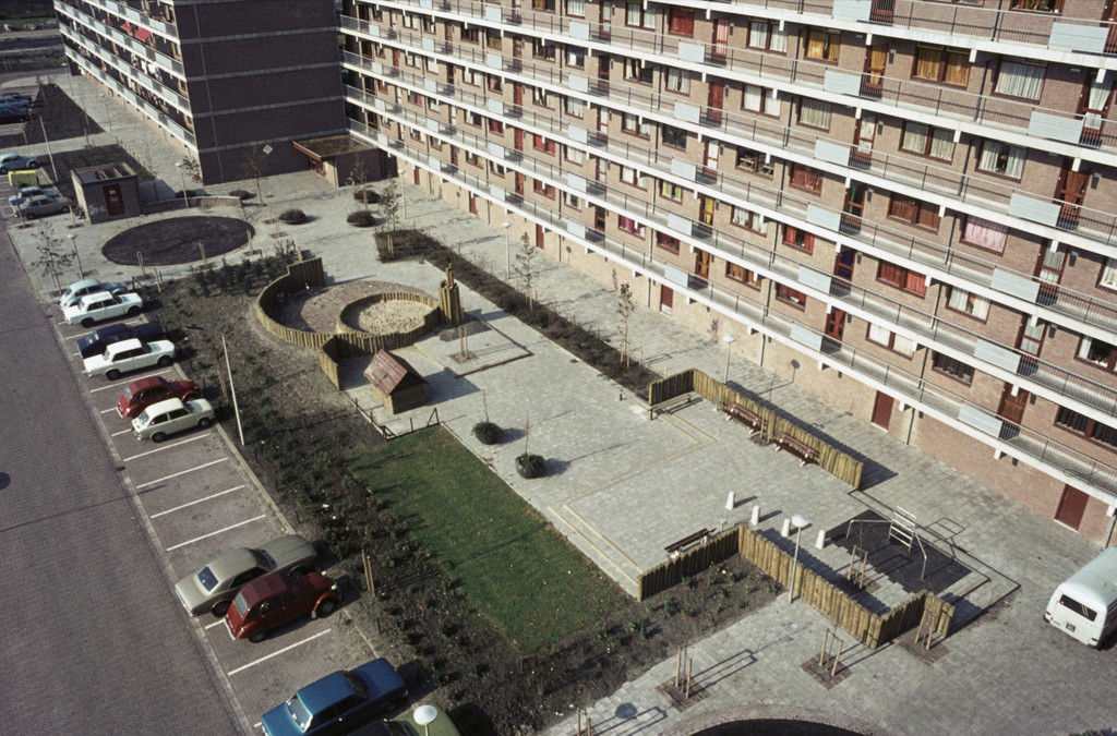 Alkmaar. Woonwijk met flatgebouwen, speelplaats, parkeerterrein