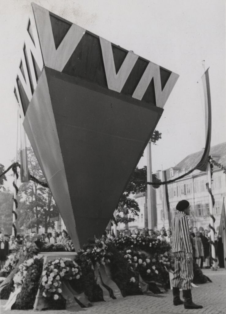 Blick auf das anlässlich der Einweihung des Ehrenhains Buchenwald auf dem Weimarer Goetheplatz aufgestellte VVN-Denkmal