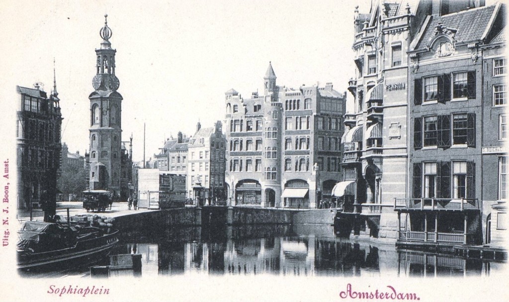 Binnen Amstel met rechts de achterzijde van de Nieuwe Doelenstraat, links Sophiaplein, nu Muntplein