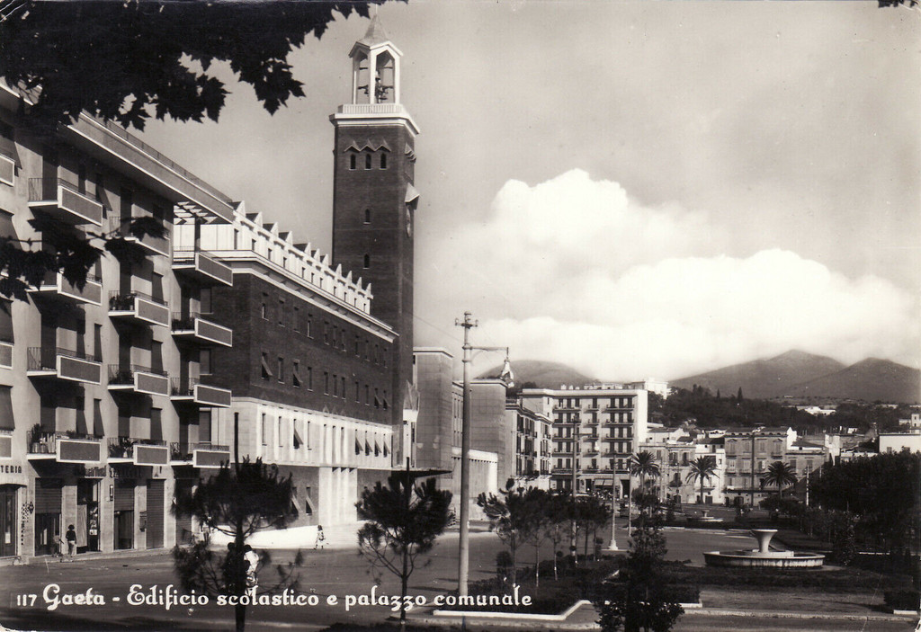 Gaeta, Edificio scolastico e Palazzo Comunale