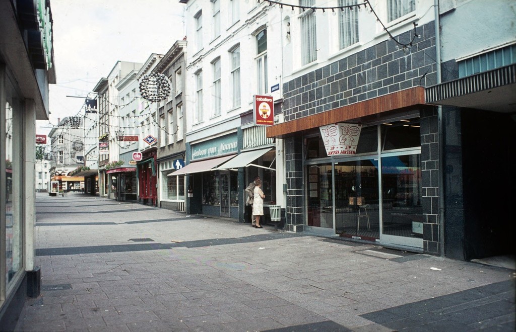 Diverse winkels aan de Jansstraat gezien vanaf de Grote Oord