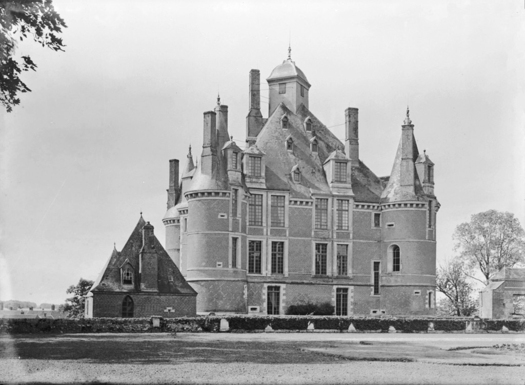 Château de Montmort à Montmort-Lucy. Ensemble sud sur parc