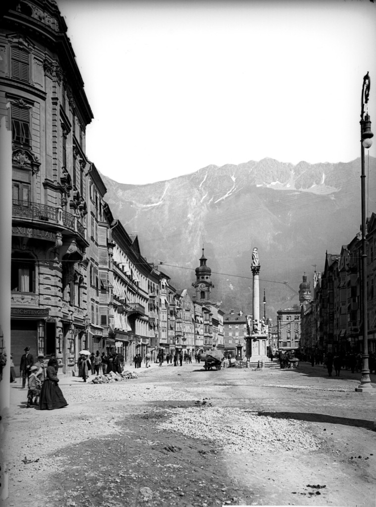 Innsbruck. Maria-Theresien-Straße von der Ecke Anichstraße