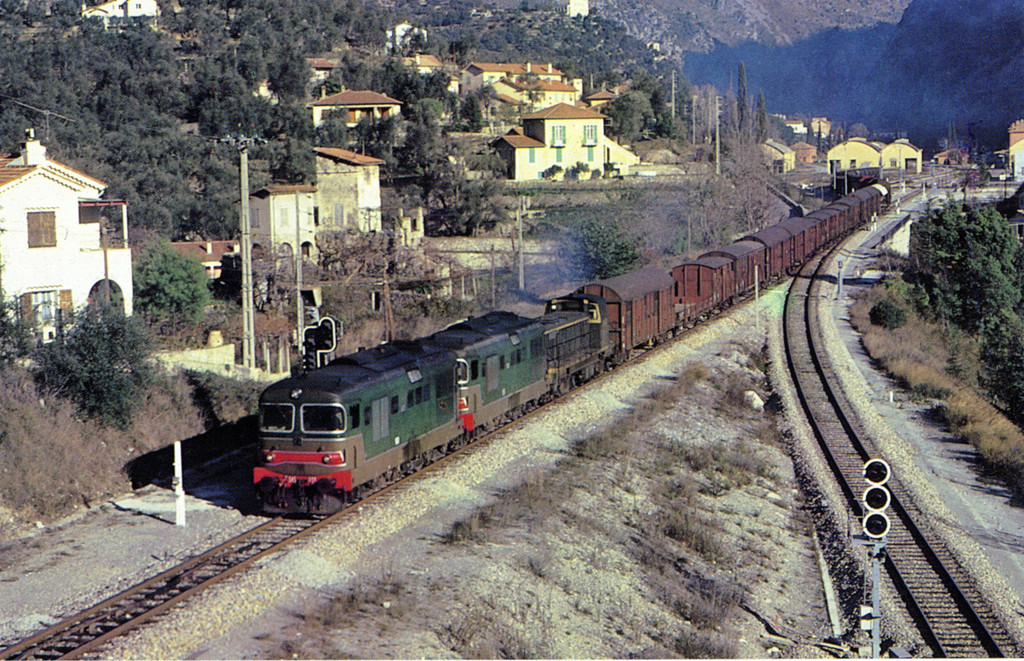 Train de marchandises Breil-sur-Roya. Nice tracté par deux locomotives diesel D 345 FS