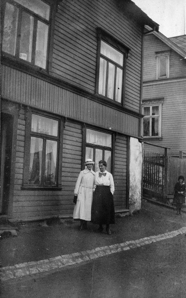 To kvinner foran hus i Tromsø