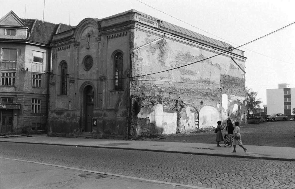 Vyškov, synagoga. Vpravo stopy po zbořeném sousedícím obecním domě židovské obce