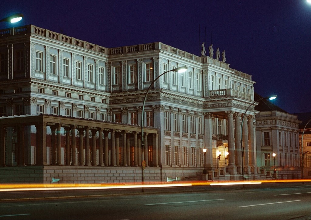 Kronprinzenpalais bei Nacht