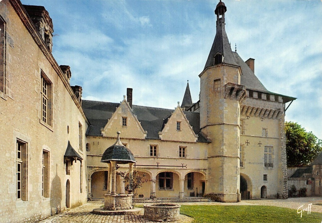 Château de Talcy. La cour, ornée un beau puits
