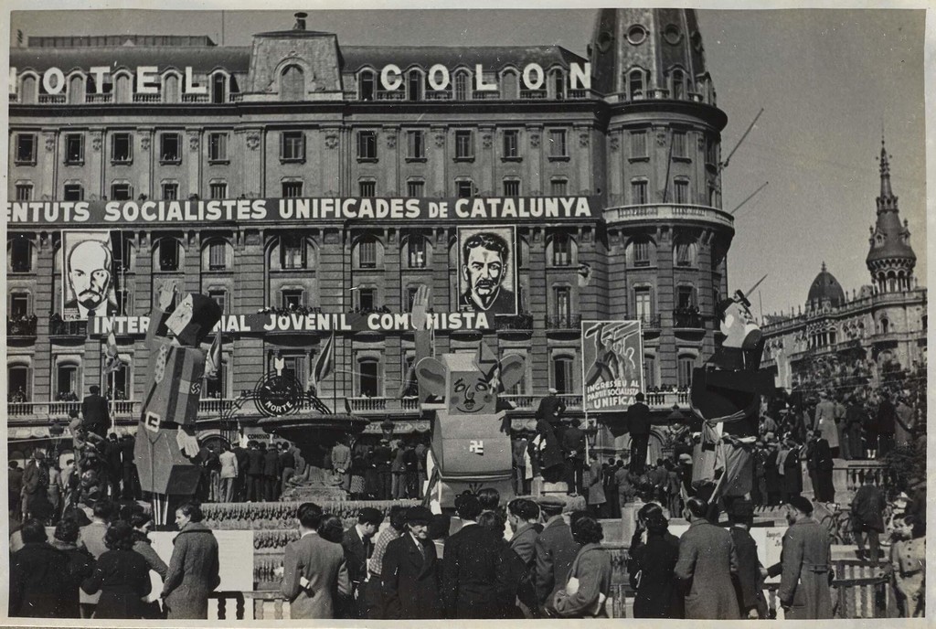 La Plaza de Catalunya, El día del primer desfile del Ejército Popular