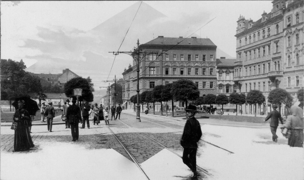 Pohled na severozápadní stranu dnešního náměstí I. P. Pavlova (Petra Osvoboditele, Komenského)