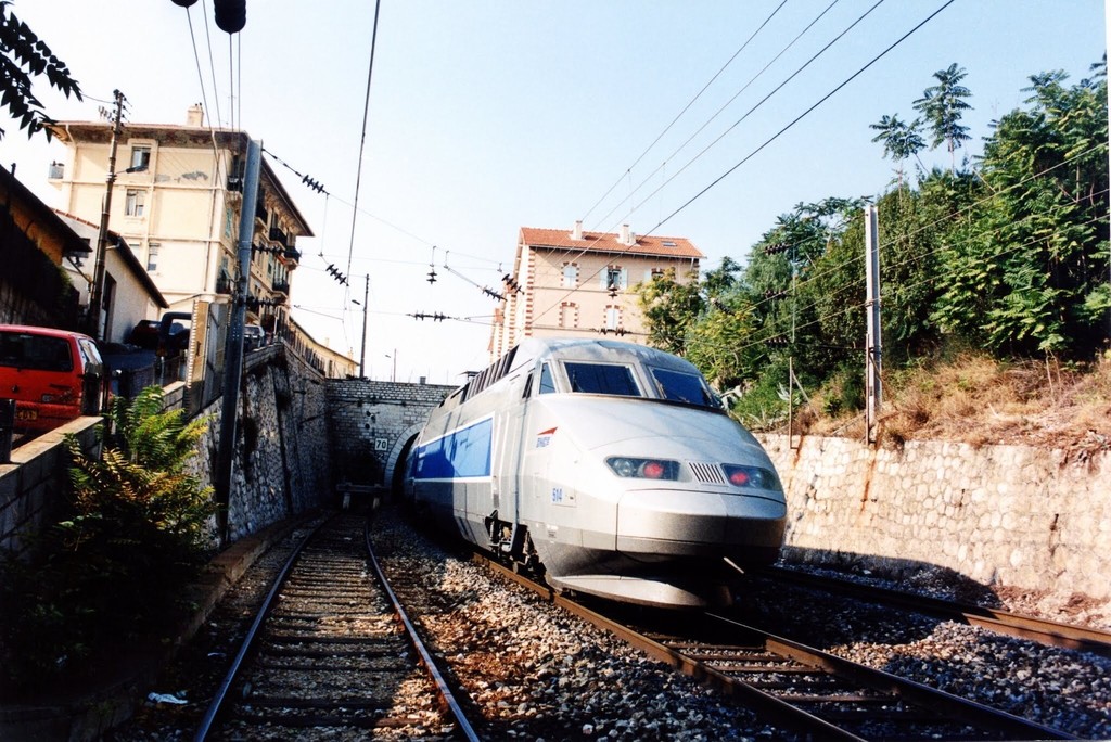 Disparition d'un tronçon ferroviaire N18. TGV bi-courant 514. Sortie de la Gare de Monaco