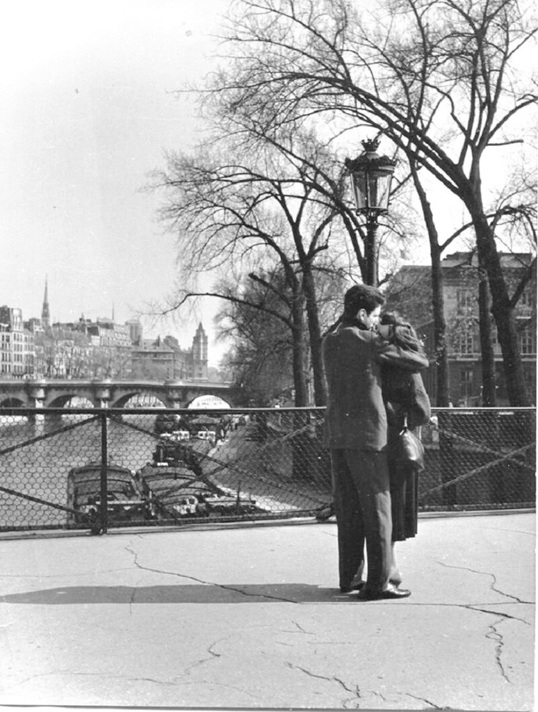 Un couple sur le pont des Arts à Paris