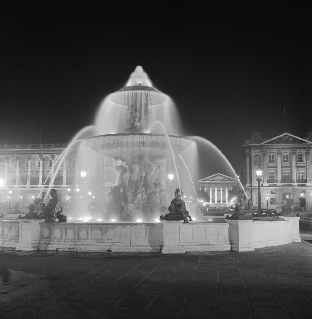 Place de la Concorde. Fontaine de Fleuves