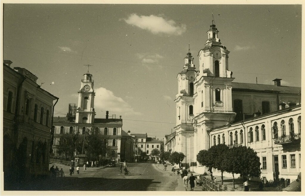 Вид на улицу Ленина, здание Ратуши, костёл Святого Антония