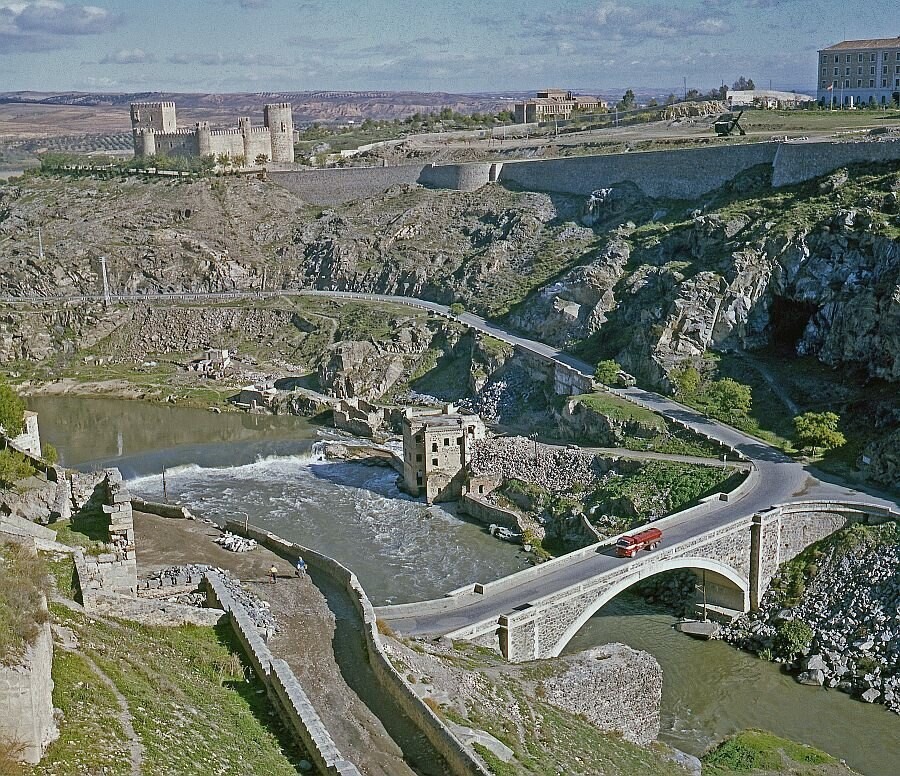 Toledo, Vista del Puente Nuevo de Alcantara y el Castillo de San Servando