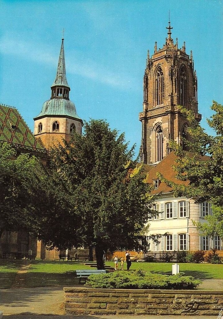Sélestat: le square St Georges, à droite le clocher de l'église St Georges