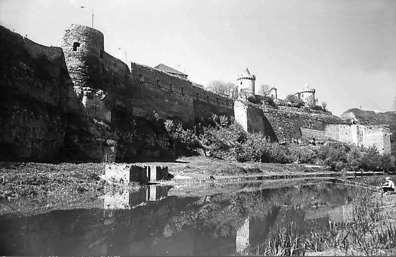 Напівзамки замку -мосту та стіни над зовнішнім виглядом