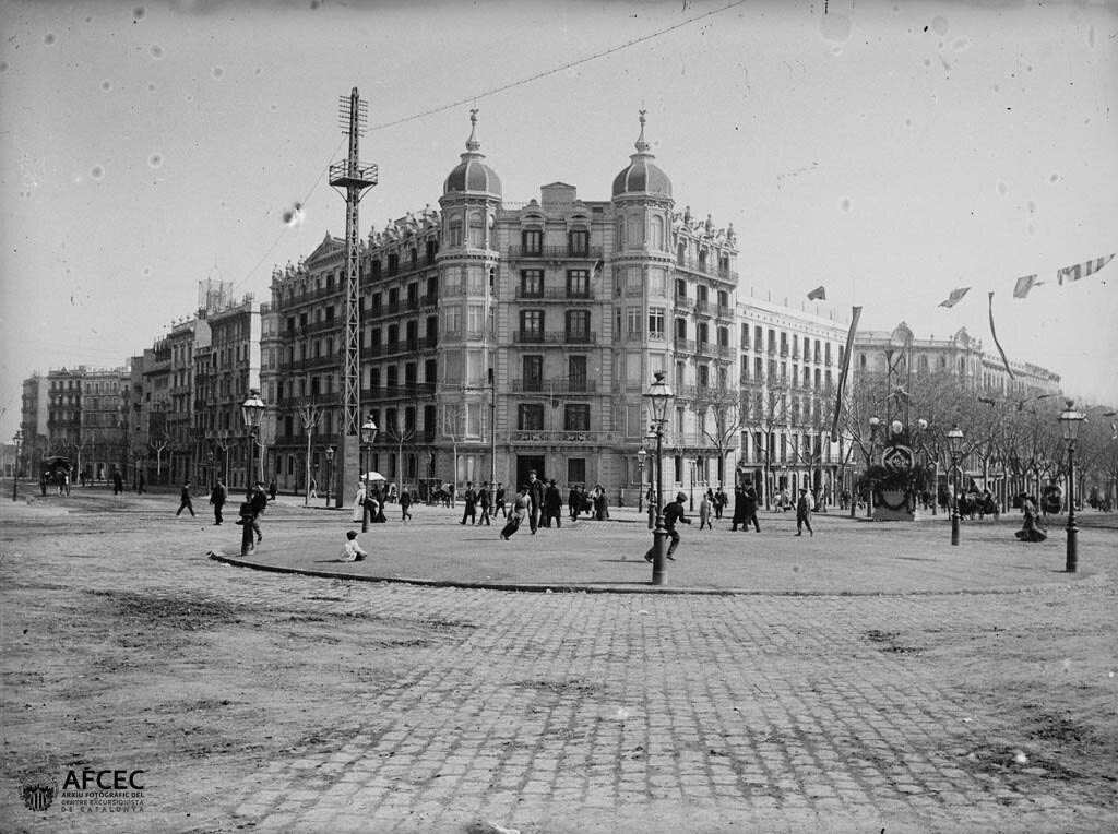 Plaça Joan Carles I, cruïlla entre l'Avinguda Diagonal i el Passeig de Gràcia