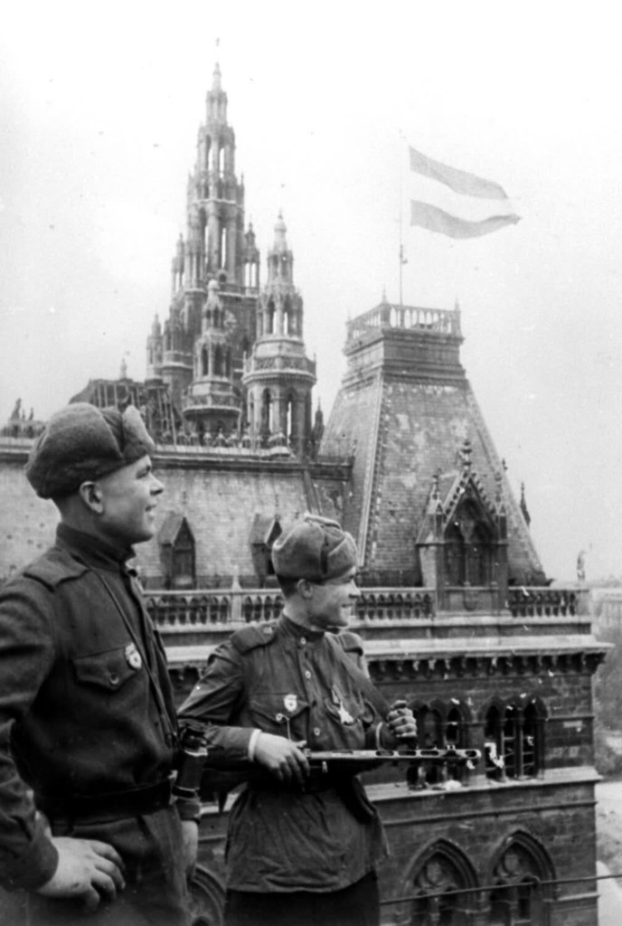 Wächter Sergeant P. Shefer und D. Lugachev vor dem Hintergrund des Rathauses in Wien