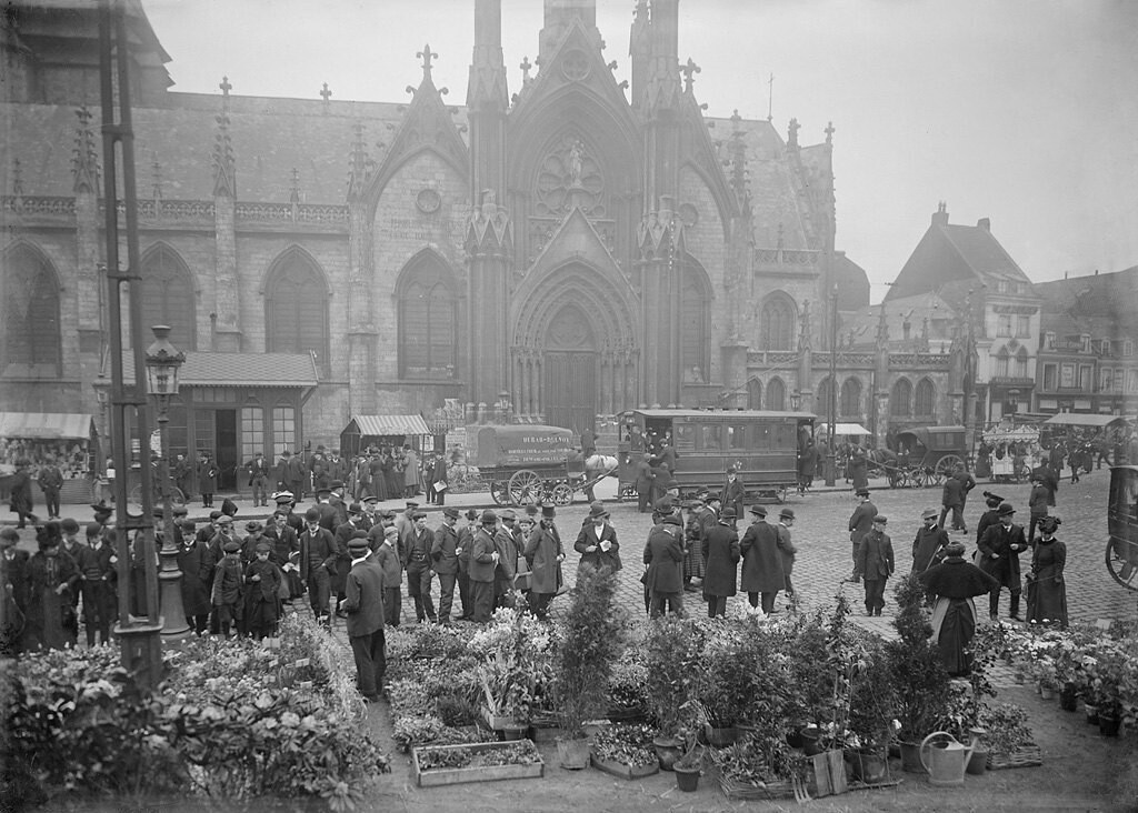 Marché aux fleurs et aux plantes de la Grand-Place, face à l'église Saint-Martin