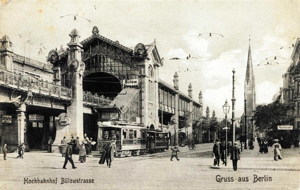 Hochbahnhof Bülowstraße, im Hintergrund die Lutherkirche