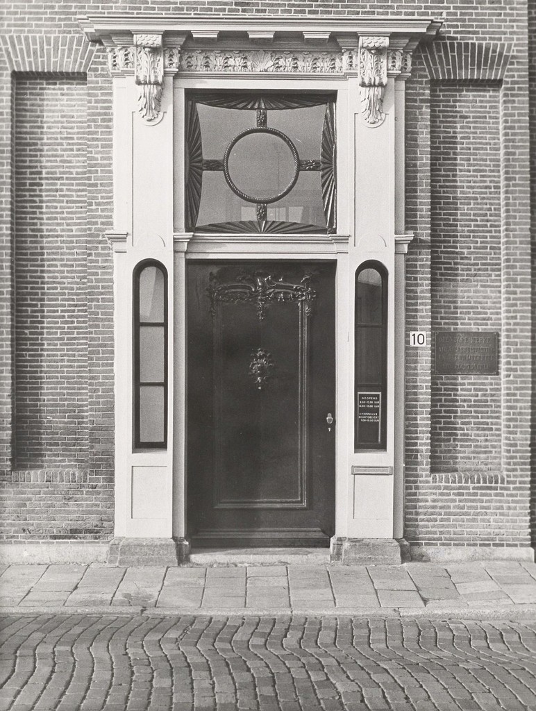 Alkmaar. Bierkade 10, na de restauratie van 1970-1972. De voordeur met een kroonlijst