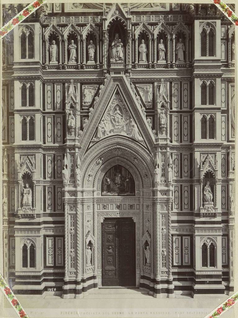 Facciata del Duomo. La porta maggiore