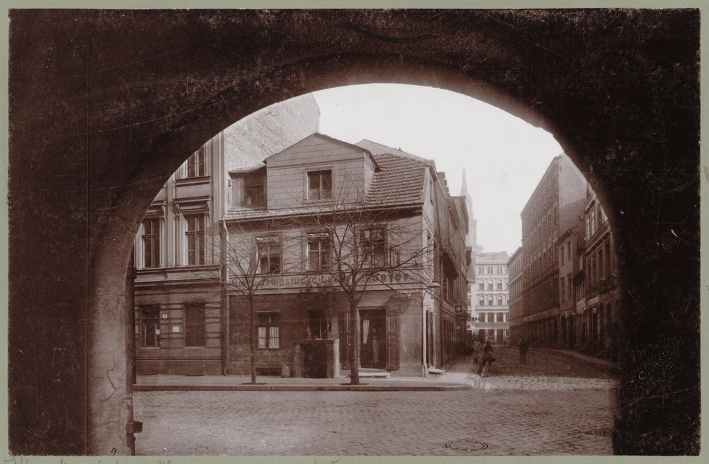 Blick durch den Eingangsbogen der Kleinen Burgstraße auf die Heiligegeiststraße 40