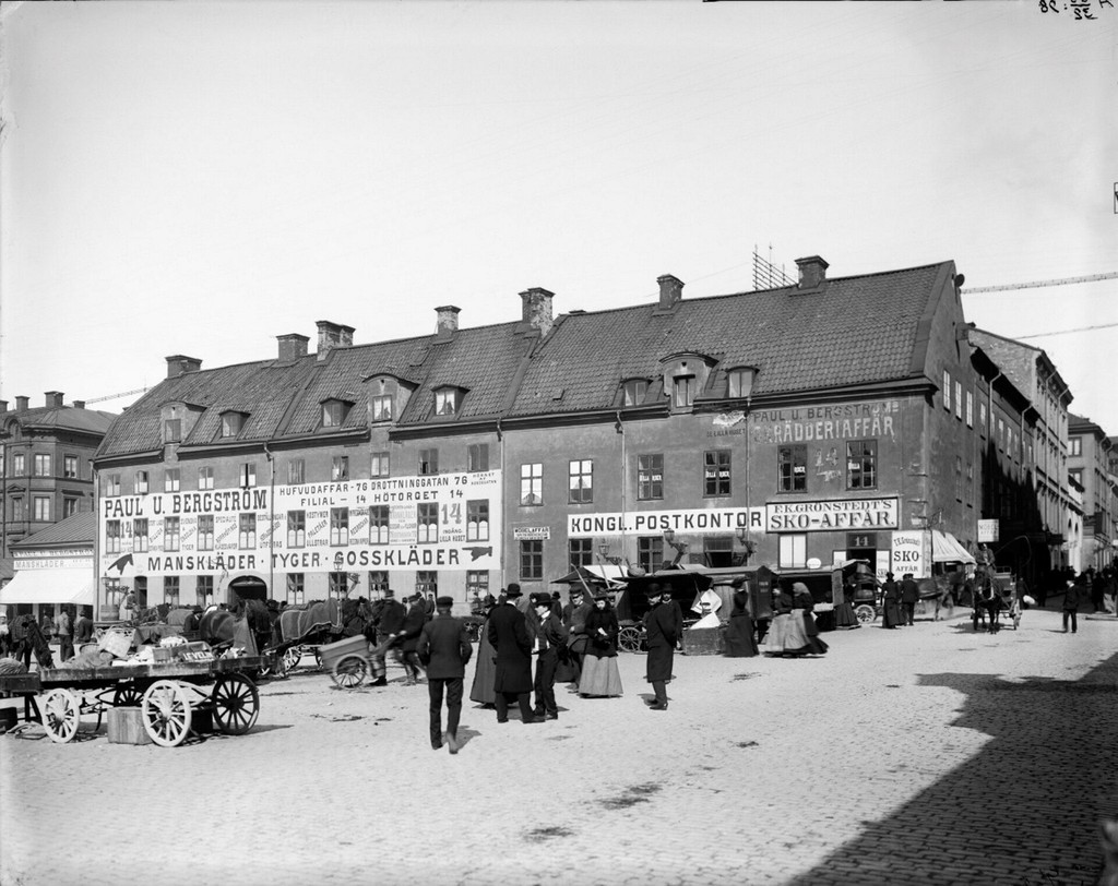 Östra sidan av Hötorget, till höger Oxtorgsgatan. Nuvarande kv. Konserthuset