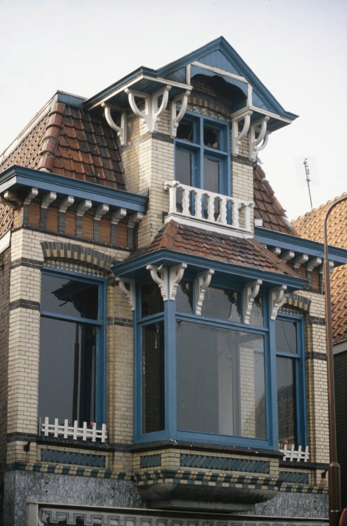 Gedempte Nieuwesloot 71-73. Voorgevel bovenverdieping met erker en dakkapel